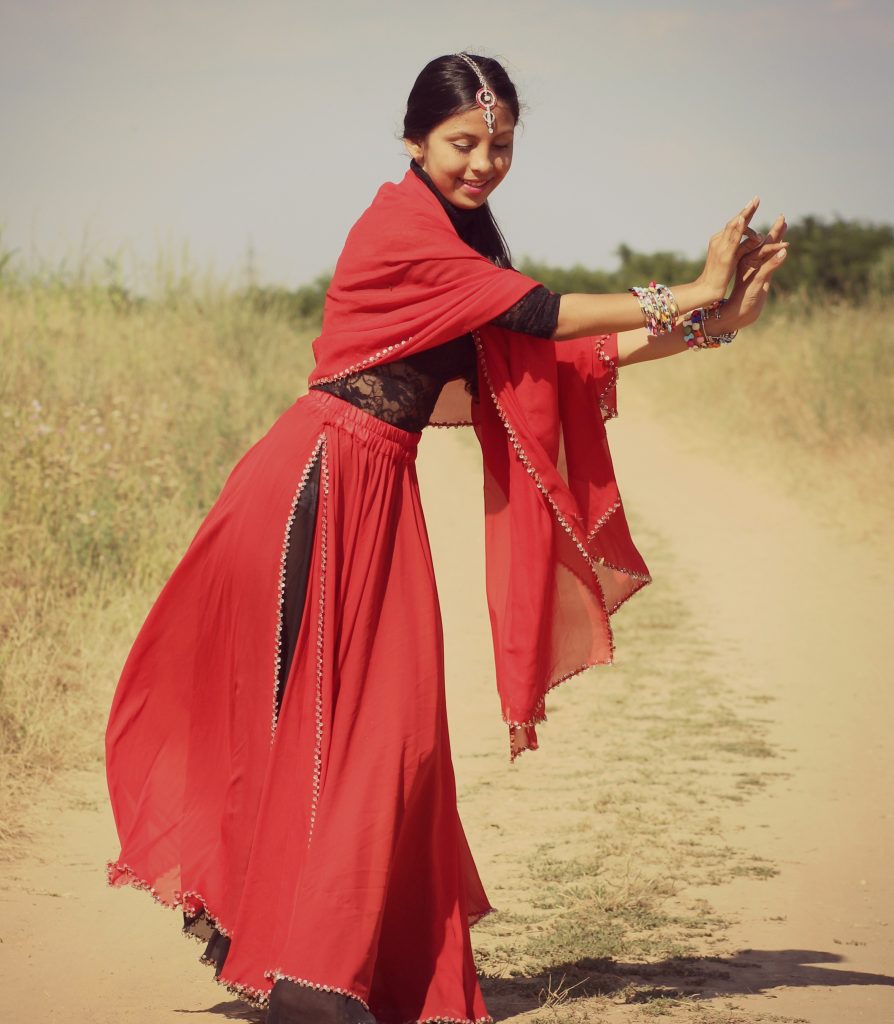 Dansende indisk jente